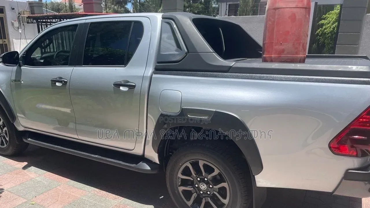 New Toyota Hilux 2025 Silver