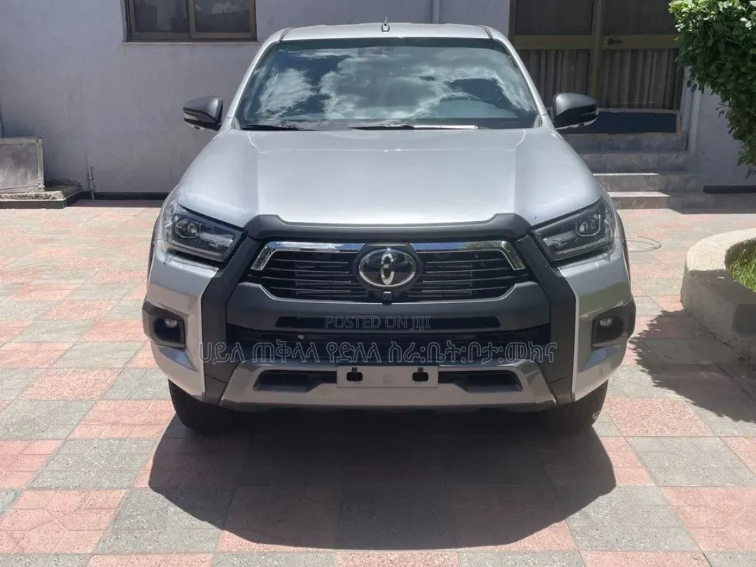 New Toyota Hilux 2025 Silver