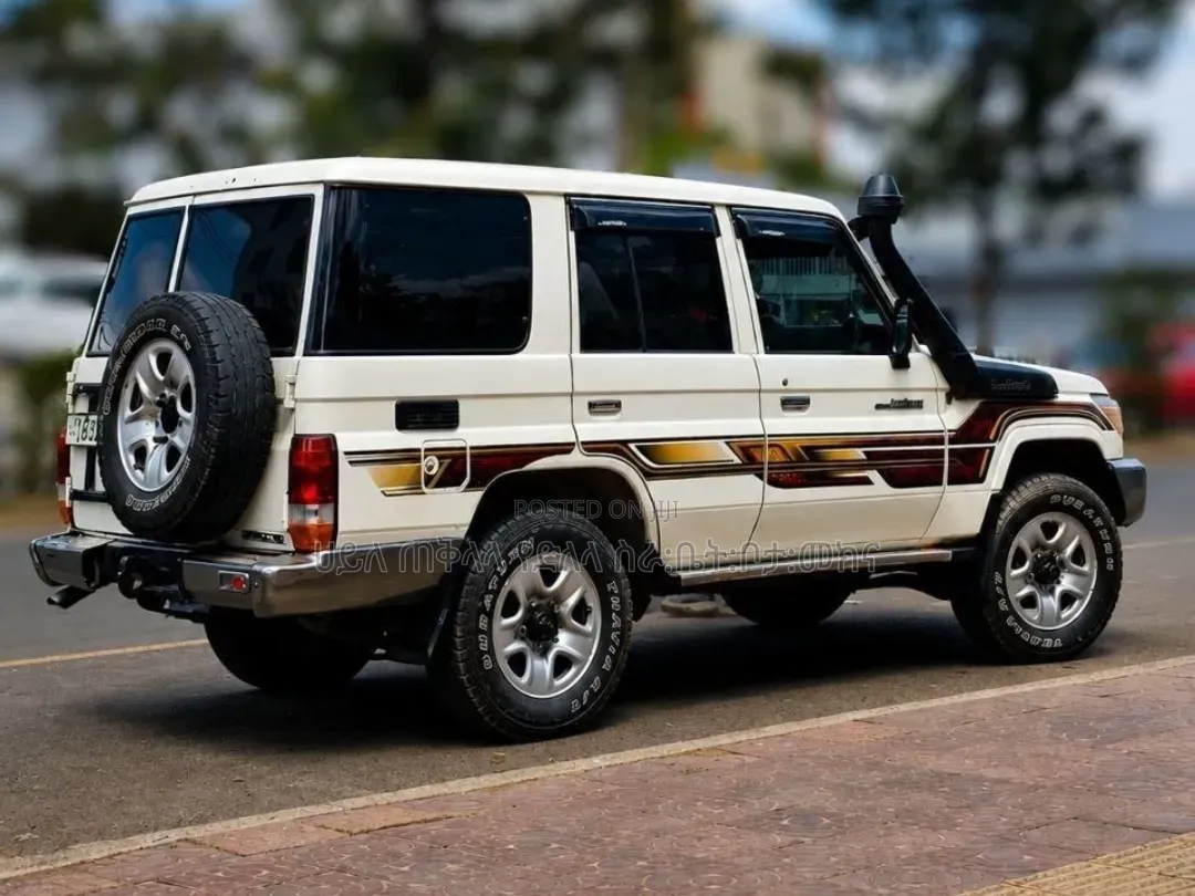 Toyota Land Cruiser 2012 White