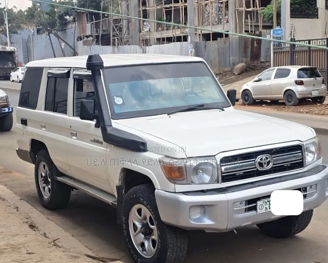 Toyota Land Cruiser 2012 White