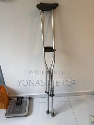 Bilateral Crutches玄三crutches#才physical Therapist for Proper Fitting