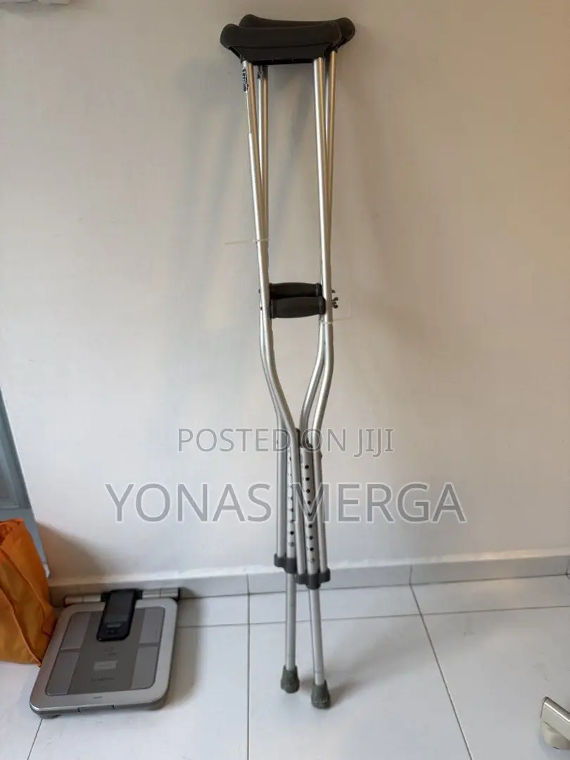 Bilateral Crutches玄三crutches#才physical Therapist for Proper Fitting