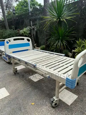 Hospital Bed瓷冷allow Users to Adjust the Head, Foot, and Sometimes