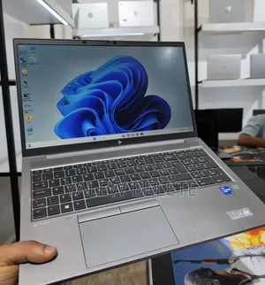 New Laptop HP ZBook Firefly G8 16GB Intel Core i7 SSD 512GB