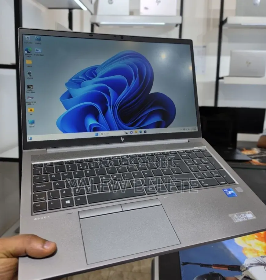 New Laptop HP ZBook Firefly G8 16GB Intel Core i7 SSD 512GB