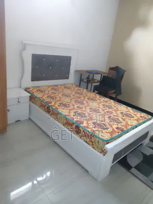 የሚሸጥ አልጋ ከነ ኮሞዲኖው እና ፍራሽ