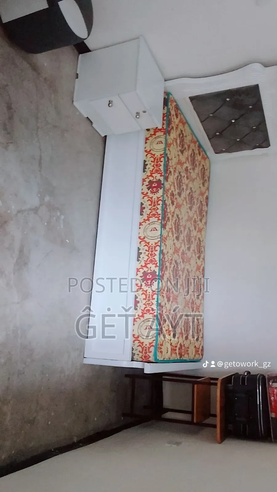 የሚሸጥ አልጋ ከነ ኮሞዲኖው እና ፍራሽ