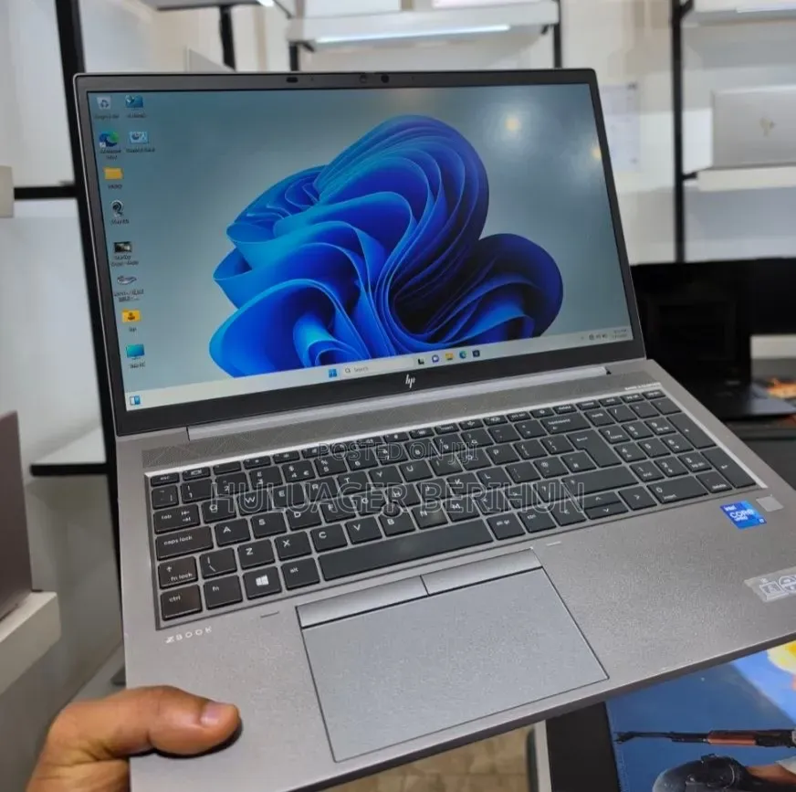 New Laptop HP ZBook Firefly G8 16GB Intel Core i7 SSD 512GB