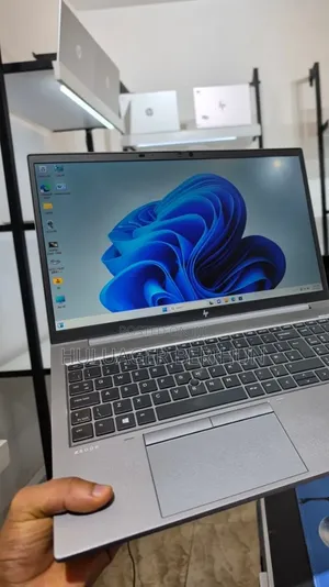 New Laptop HP ZBook Firefly G8 16GB Intel Core i7 SSD 512GB