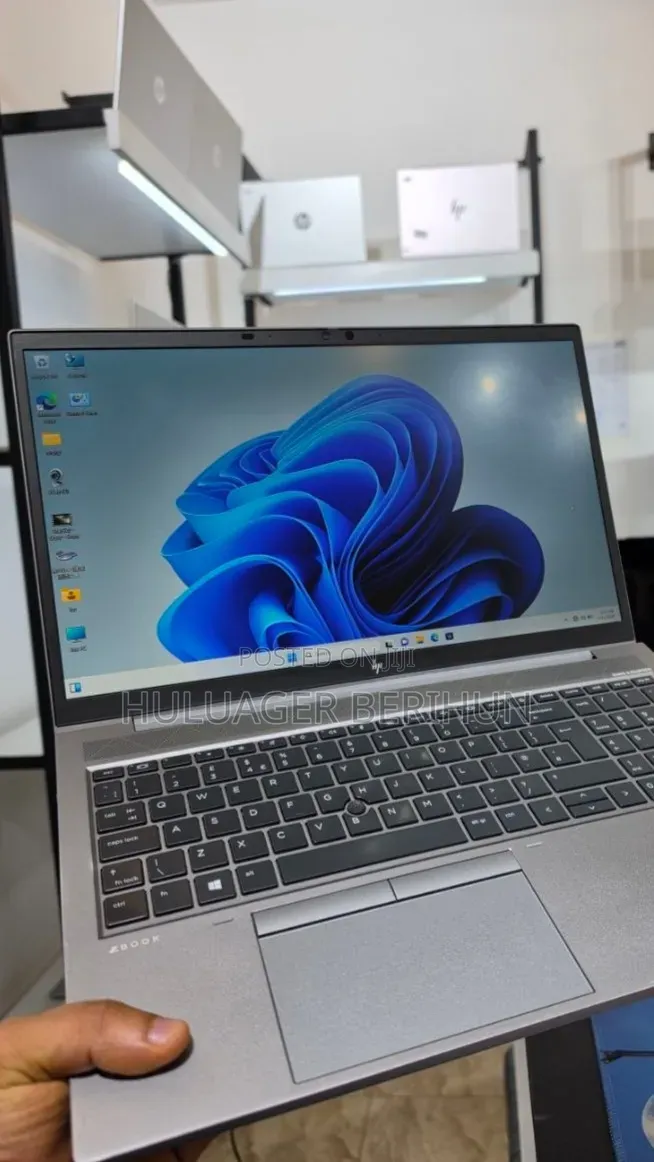 New Laptop HP ZBook Firefly G8 16GB Intel Core i7 SSD 512GB