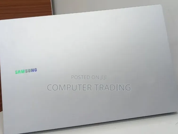New Laptop Samsung Galaxy Book4 8GB Intel Core i5 SSD 512GB