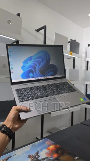 New Laptop HP ZBook Firefly G8 16GB Intel Core i7 SSD 512GB