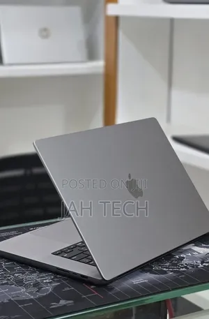 New Laptop Apple MacBook Pro 2022 M2 16GB Apple M2 SSD 512GB