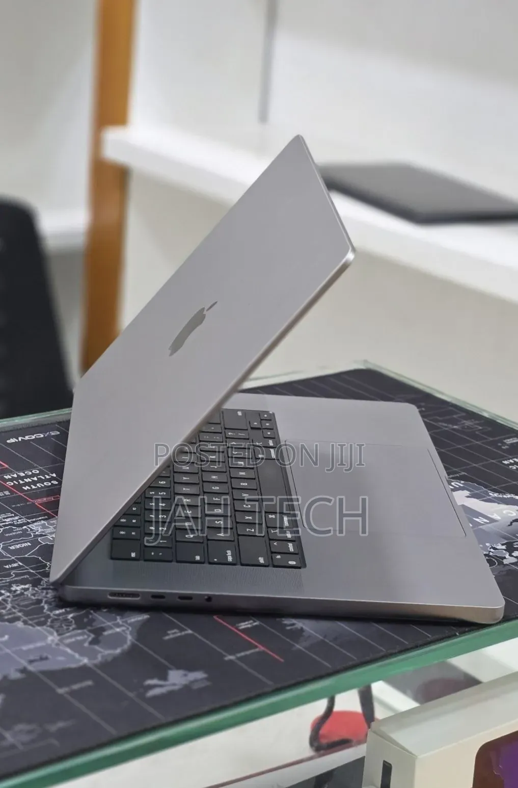 New Laptop Apple MacBook Pro 2022 M2 16GB Apple M2 SSD 512GB
