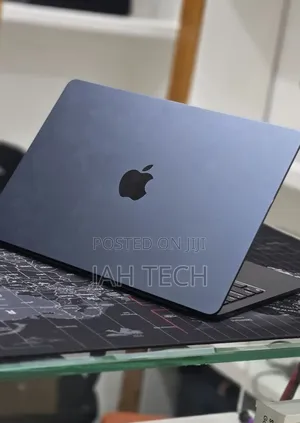 New Laptop Apple MacBook Air 2022 M2 16GB Apple M2 SSD 256GB