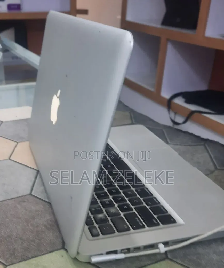 New Laptop Apple MacBook Pro 2009 4GB Intel Core 2 Duo HDD 500GB