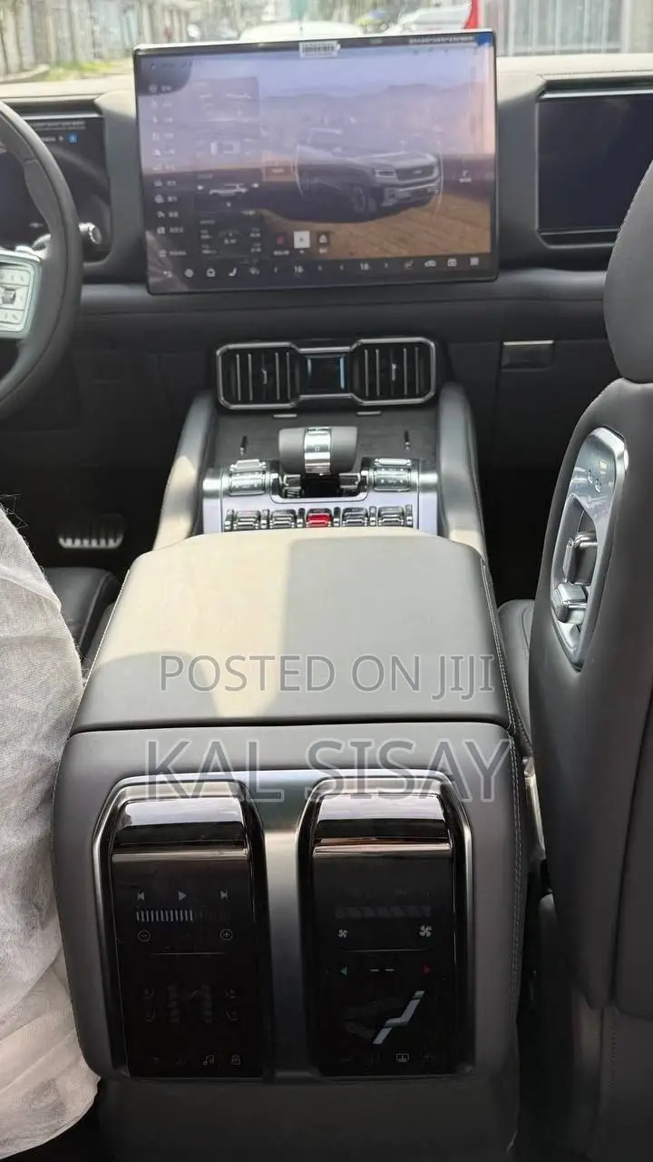 New BYD Leopard 8 2.0 Hybrid AWD 2025 Silver