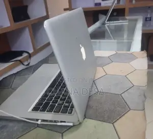 New Laptop Apple MacBook Pro 2009 4GB Intel Core 2 Duo HDD 500GB