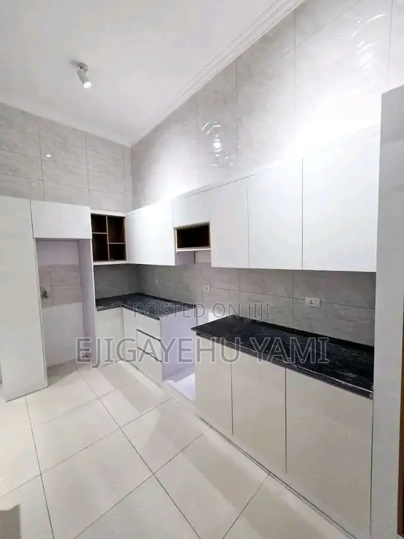 Furnished 5bdrm Villa in Vila, Bole for sale