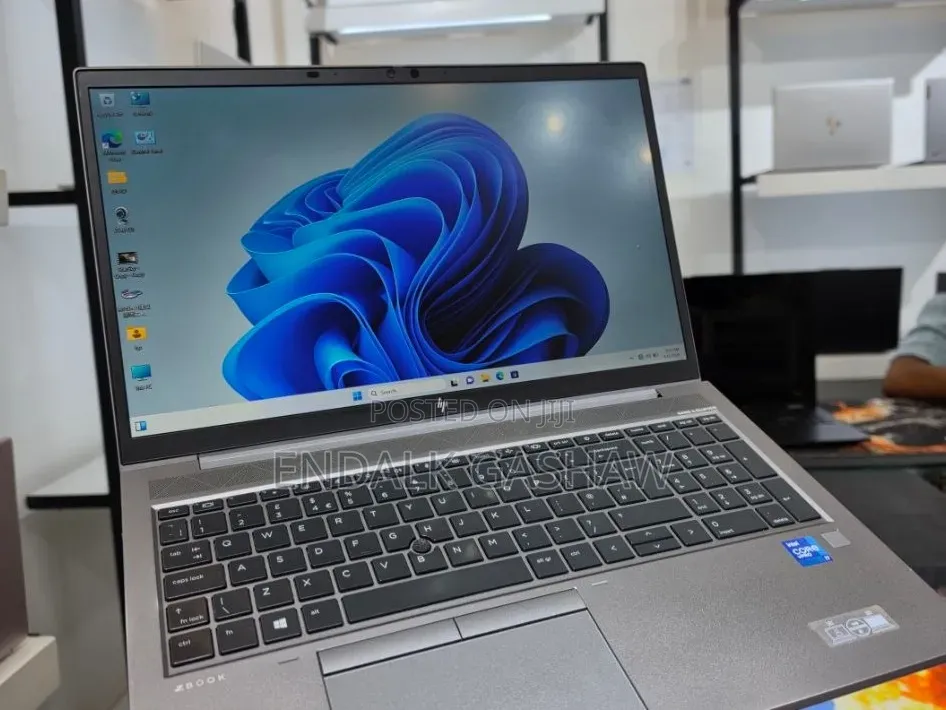 New Laptop HP ZBook Firefly G8 16GB Intel Core i7 SSD 512GB