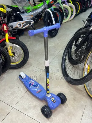 Scooter ​ማራኪ ሰማያዊ (Blue) ከነጭ እና ጥቁር ጋር የተቀላቀለ