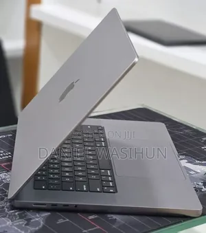 New Laptop Apple MacBook Pro 2022 M2 16GB Apple M2 SSD 512GB
