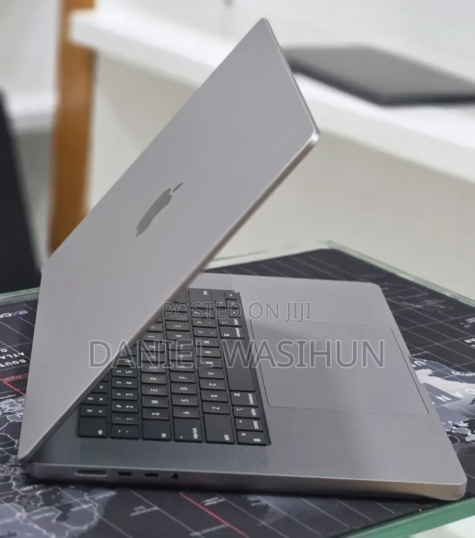 New Laptop Apple MacBook Pro 2022 M2 16GB Apple M2 SSD 512GB