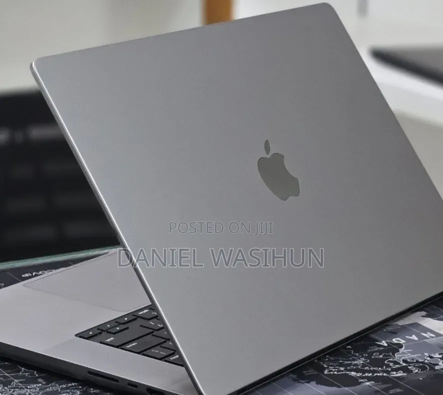 New Laptop Apple MacBook Pro 2022 M2 16GB Apple M2 SSD 512GB