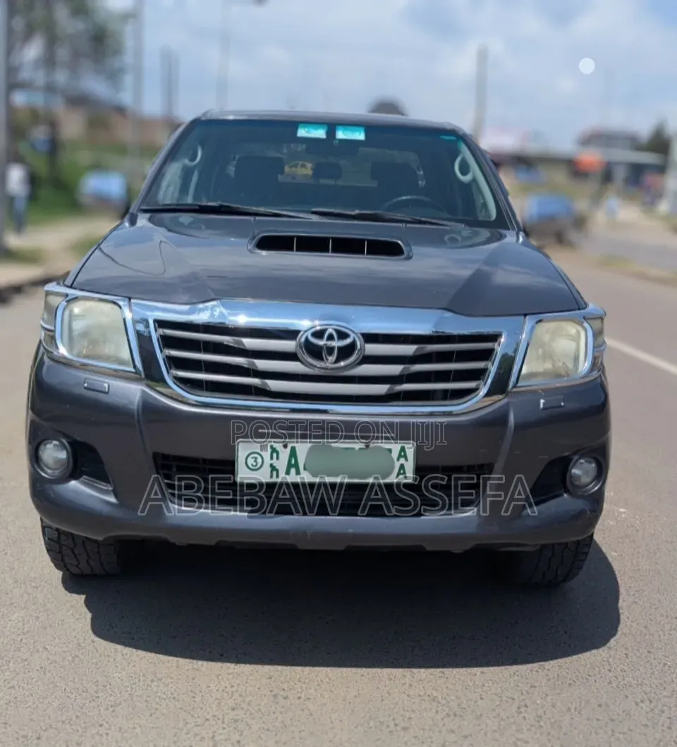 Toyota Hilux 2015 Gray