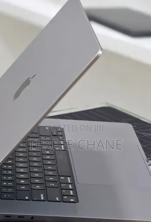 New Laptop Apple MacBook Pro 2022 M2 16GB Apple M2 SSD 512GB