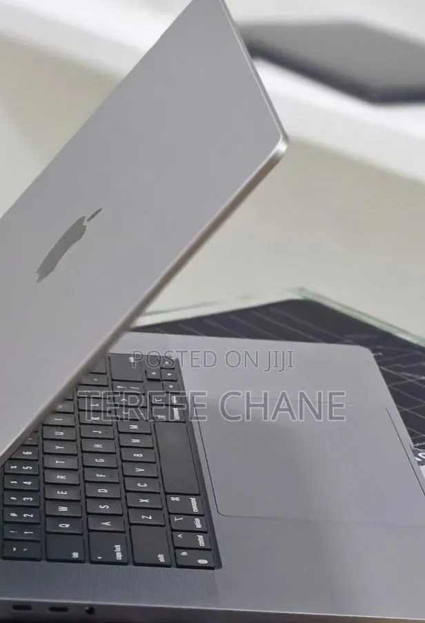 New Laptop Apple MacBook Pro 2022 M2 16GB Apple M2 SSD 512GB