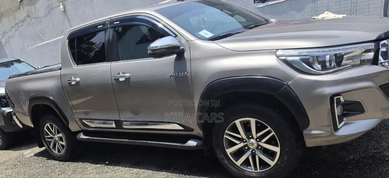 Toyota Hilux 2020 Gray