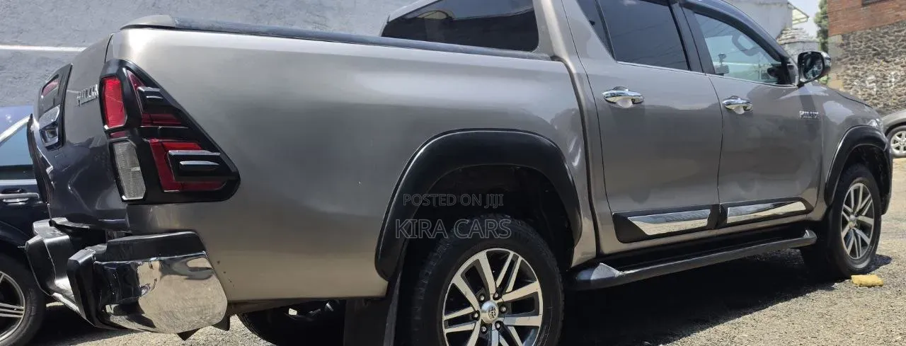 Toyota Hilux 2020 Gray