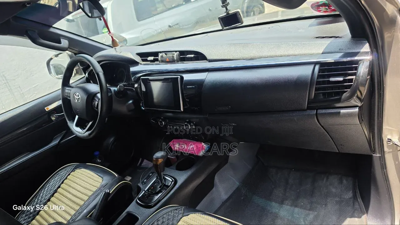 Toyota Hilux 2020 Gray