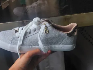 Guess Cream and White Colour