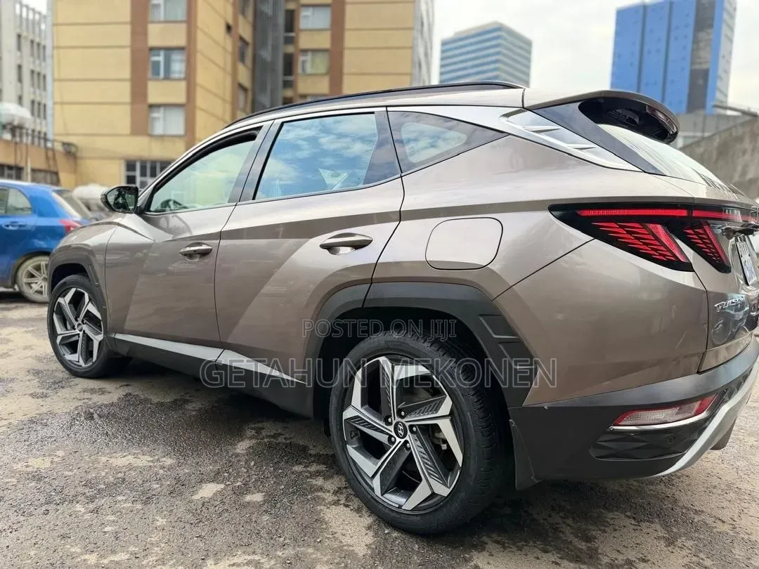 Hyundai Tucson 2023 Gold