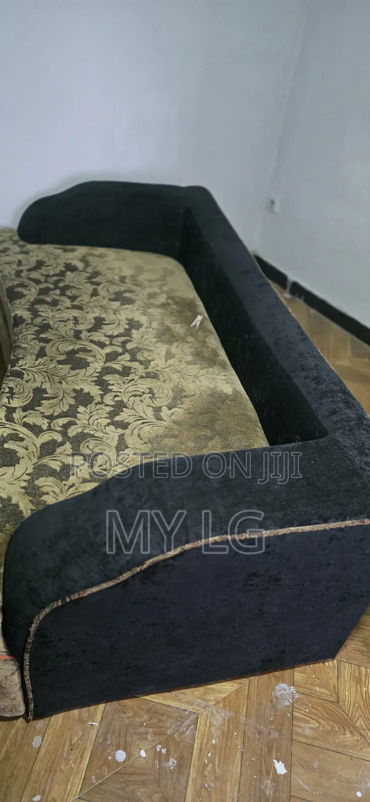 Sofa Solina ጥሩ አቋም ለይ ያለ ሶፋ ነው አለው