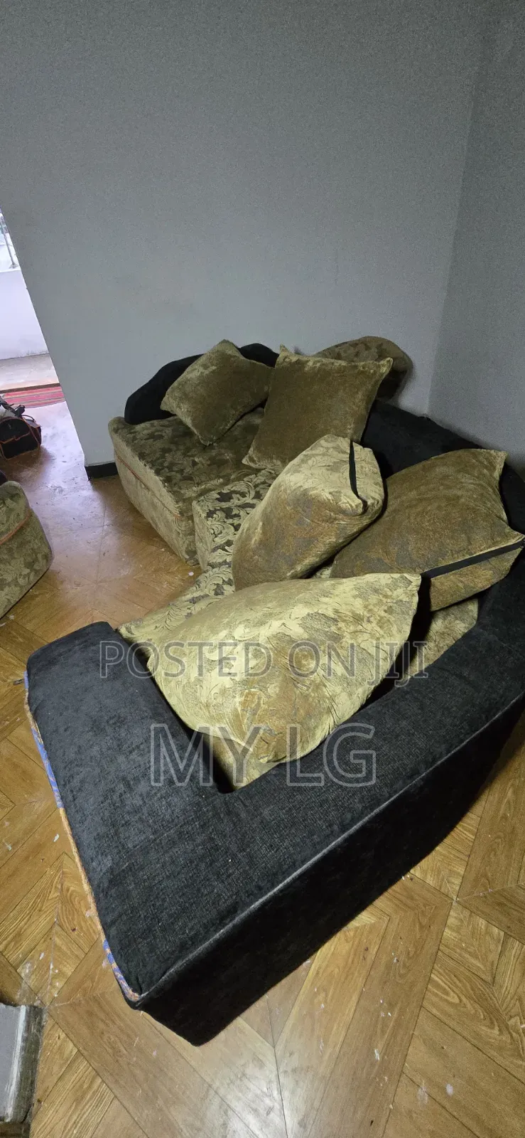 Sofa Solina ጥሩ አቋም ለይ ያለ ሶፋ ነው አለው