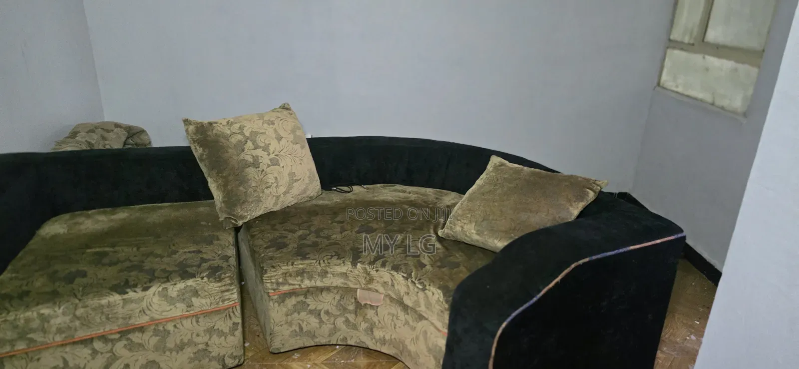Sofa Solina ጥሩ አቋም ለይ ያለ ሶፋ ነው አለው