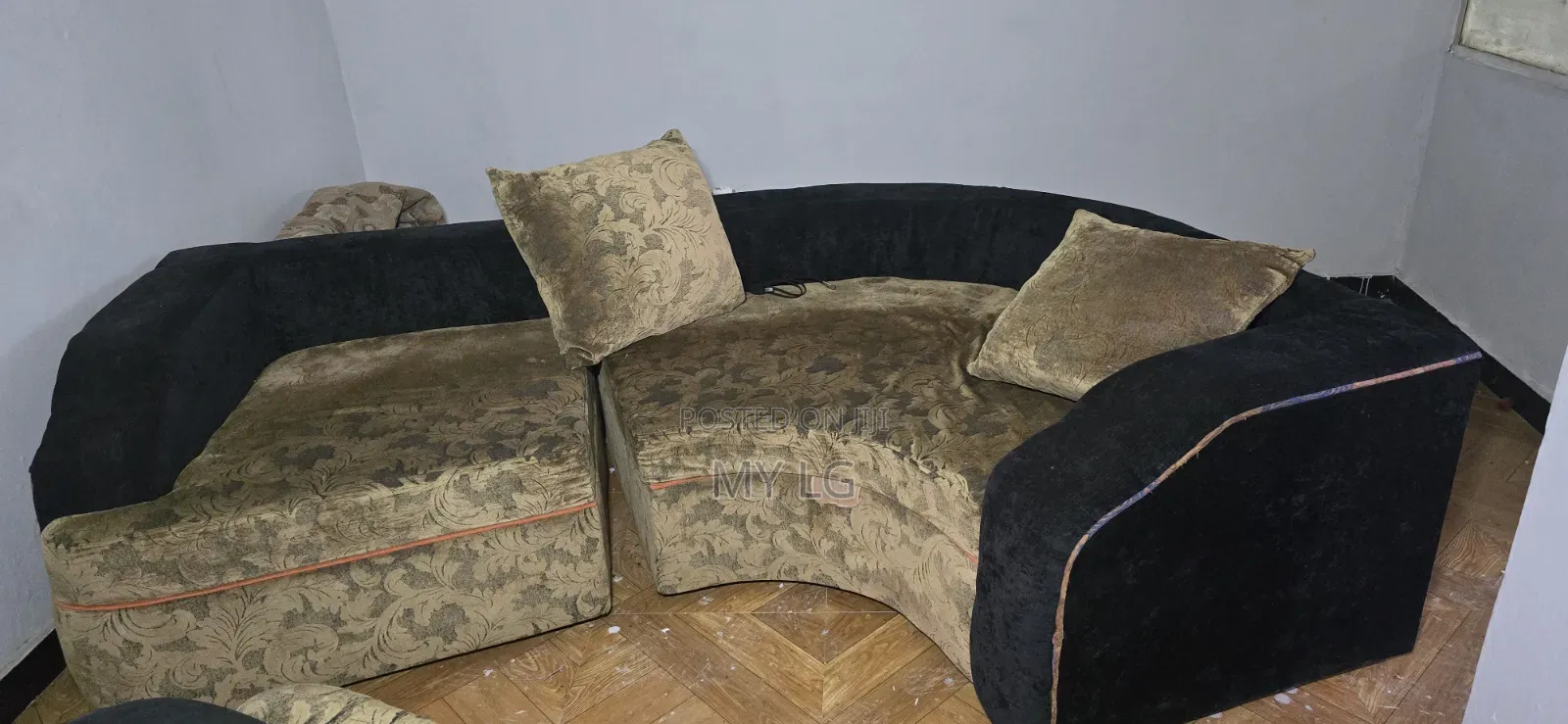 Sofa Solina ጥሩ አቋም ለይ ያለ ሶፋ ነው አለው