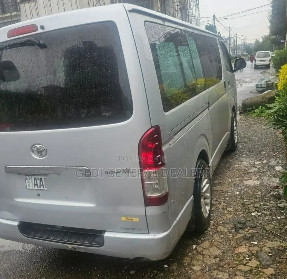 Toyota HiAce 2017 Silver