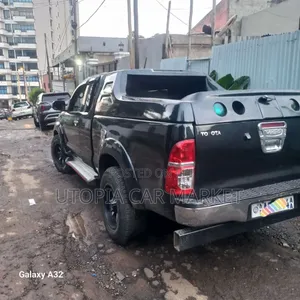 Toyota Hilux 2014 Gray
