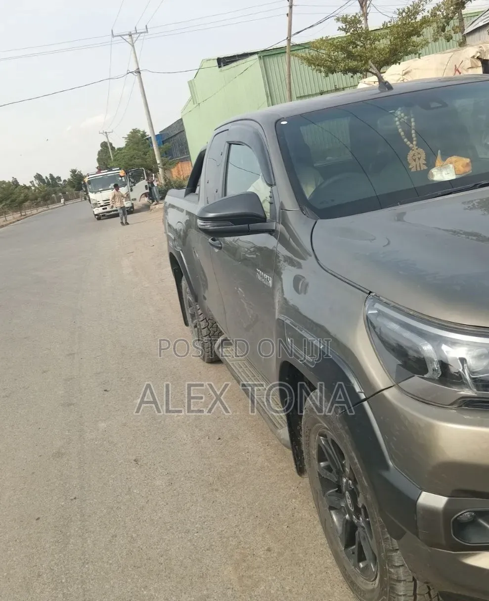 Toyota Hilux 2021 Gray