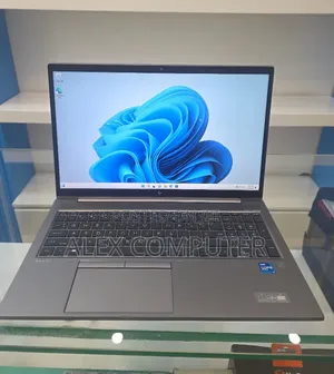 New Laptop HP ZBook Firefly G8 16GB Intel Core i7 SSD 512GB