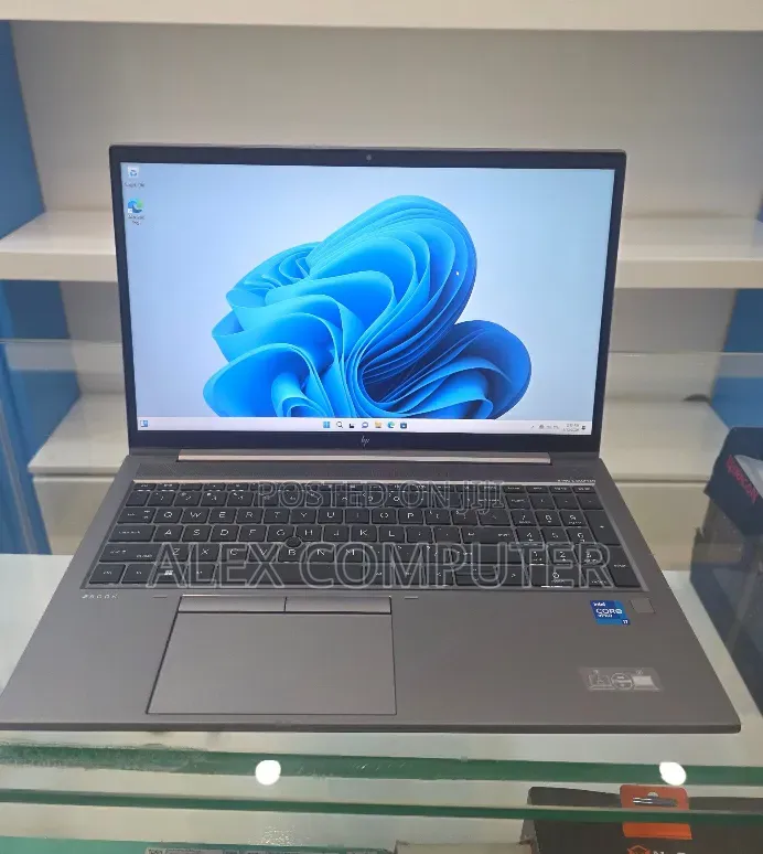 New Laptop HP ZBook Firefly G8 16GB Intel Core i7 SSD 512GB
