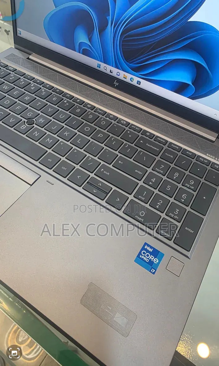 New Laptop HP ZBook Firefly G8 16GB Intel Core i7 SSD 512GB