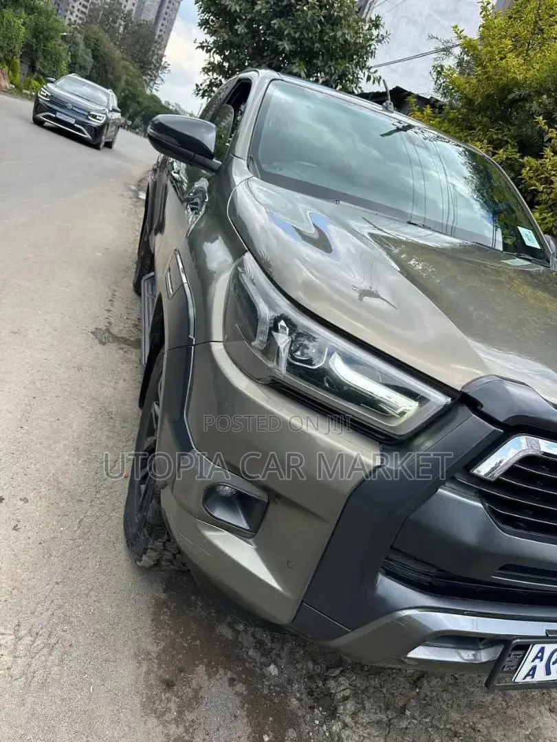 Toyota Hilux 2021 Gray