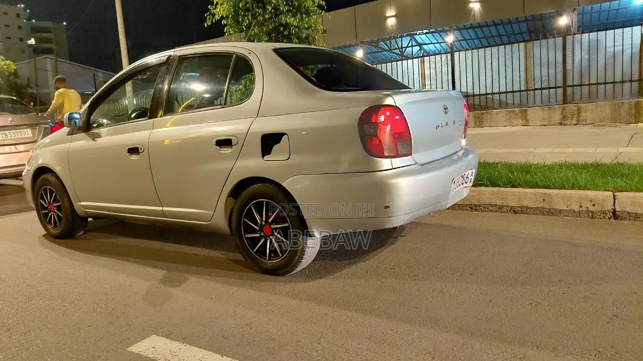 Toyota Platz 2001 Silver
