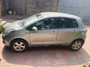 Toyota Yaris 1.3 2006 Maroon