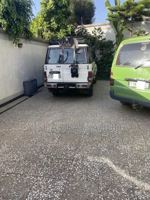 Toyota Land Cruiser 2010 White